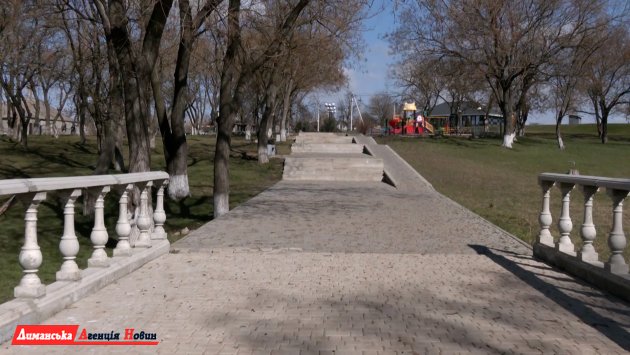 Мостик в сквере Причерноморского, поврежденный вандалами, восстановлен (фото)
