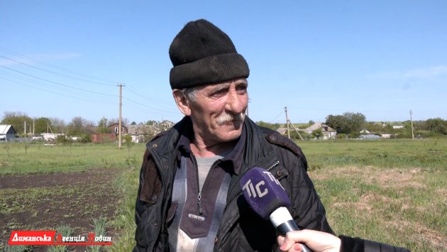 В’ячеслав, живе у селі Зоря Труда.