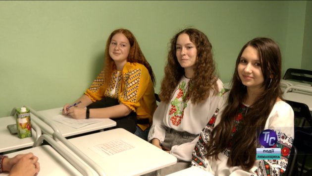 Поліна, учасниця квізу «Вишивана Україна» (справа).