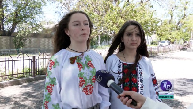 Євангеліна, учасниця квізу «Вишивана Україна» (зліва)