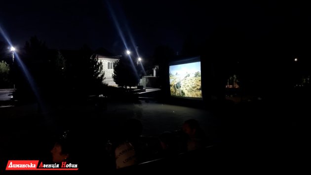 Мобільні кінопокази у Визирській громаді: молодь збирається разом завдяки Молодіжній раді (фото)