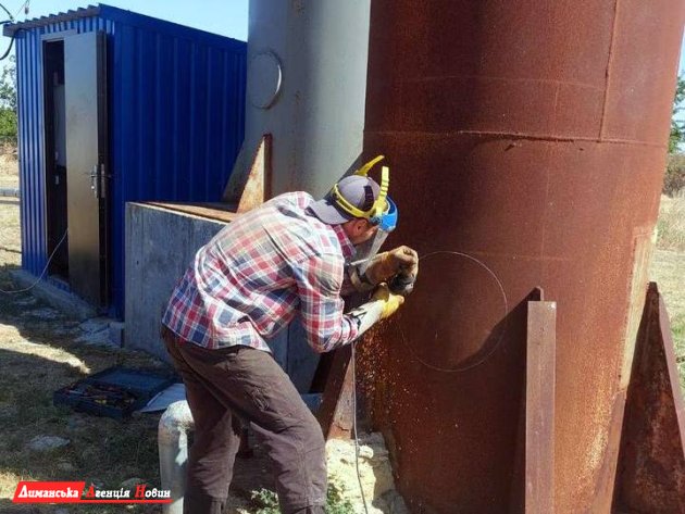 Комунальники завершили проєкт з очищення водонапірних башт Дмитрівки