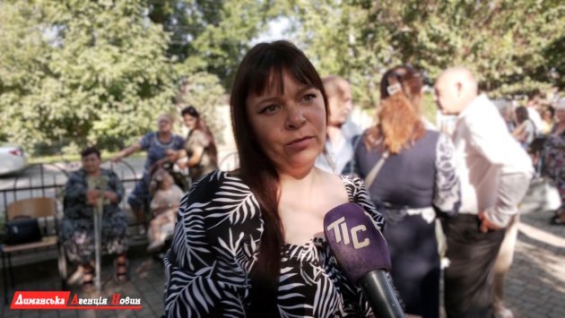 Наталья, привела детей в школу.