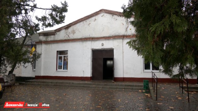 Мешканці Калинівки спільно з комунальниками повернули тепло у сільський клуб (фото)