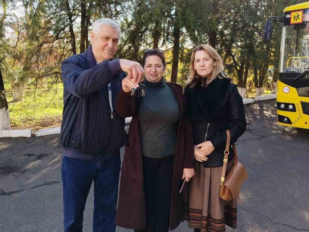 Калиновская гимназия получила новый школьный автобус (фото)