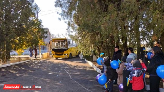 Обновление школьного автопарка: Калиновская гимназия получила новый автобус (фото)