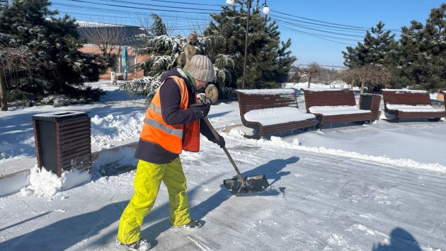 Борьба с непогодой: коммунальщики Визирской громады оперативно расчищают улицы от снега (фото)