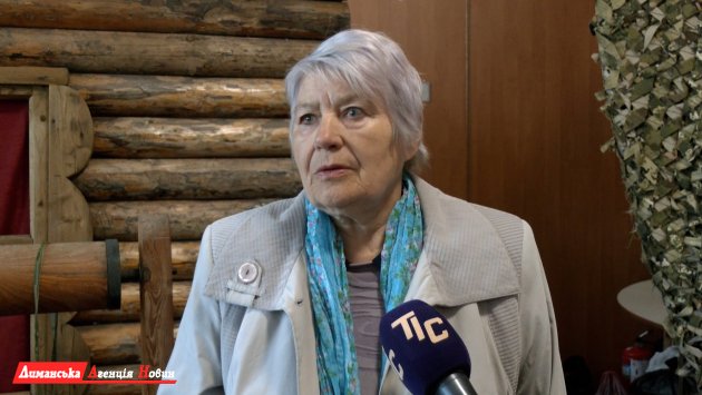 Лідія Татаренко, волонтерка, плете сітки.