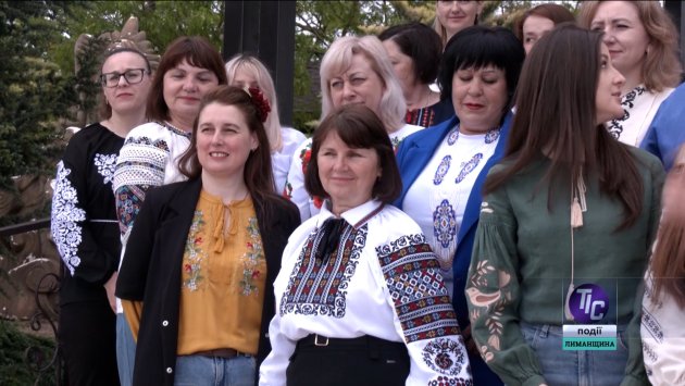 Дефіле вишиванок та авторські сукні: як у Причорноморському ліцеї святкували День вишиванки (фото)