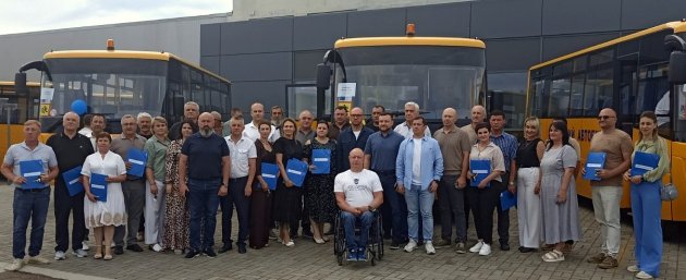 Визирская громада получила новый инклюзивный школьный автобус (фото)