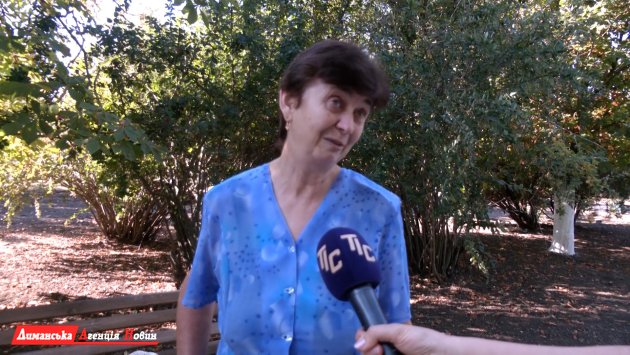 Валентина, веде онучку до школи.