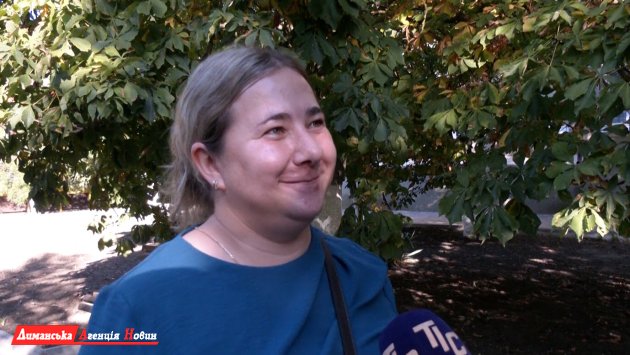 Ірина, йде на святковий захід у школу.