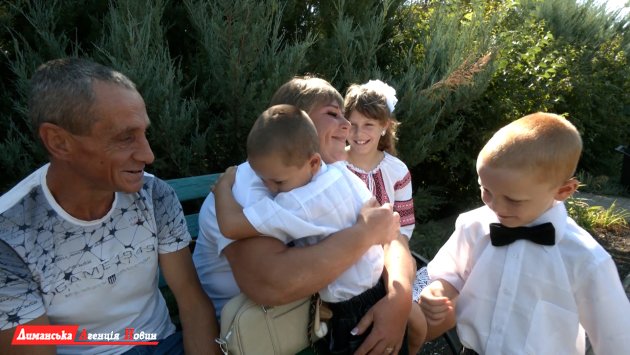 Мрія про велику сім’ю: як подружжя з Трояндового взяло на виховання трьох дітей (фото)