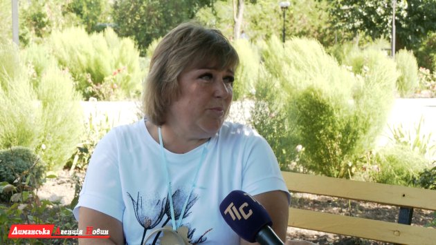 Вікторія Паруш, прийомна мама.